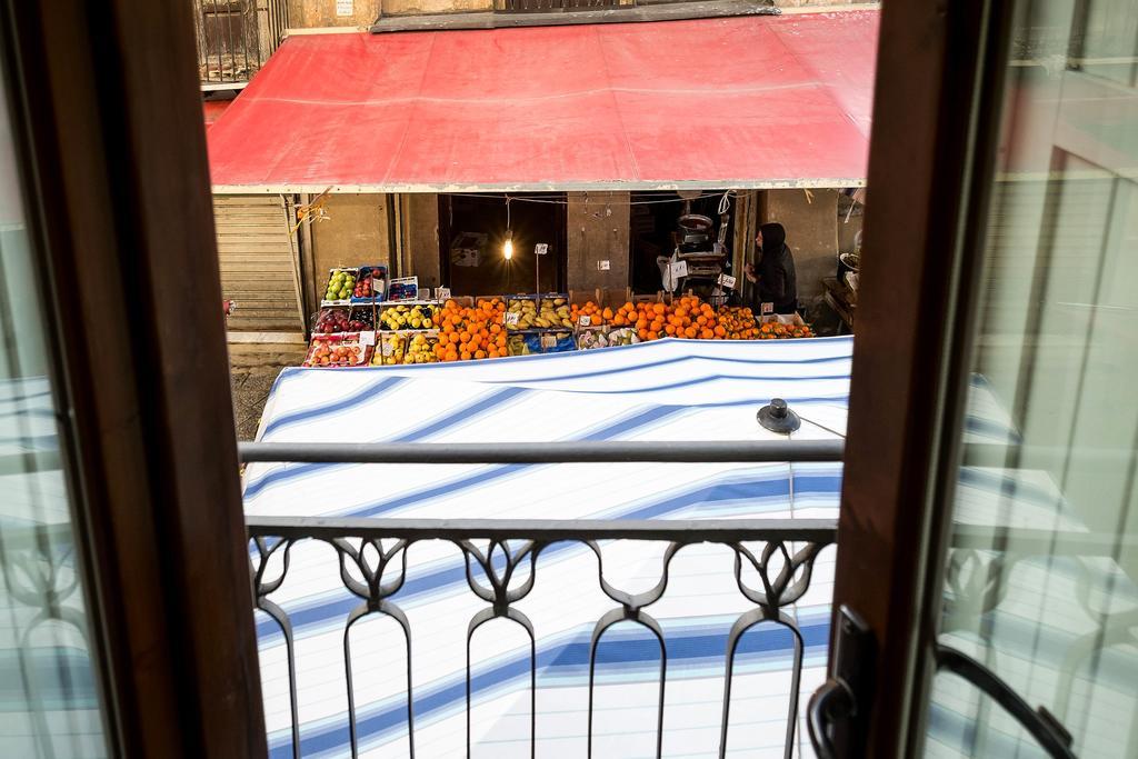Ferienwohnung La Finestra Sul Mercato In Centro A Palermo Exterior foto